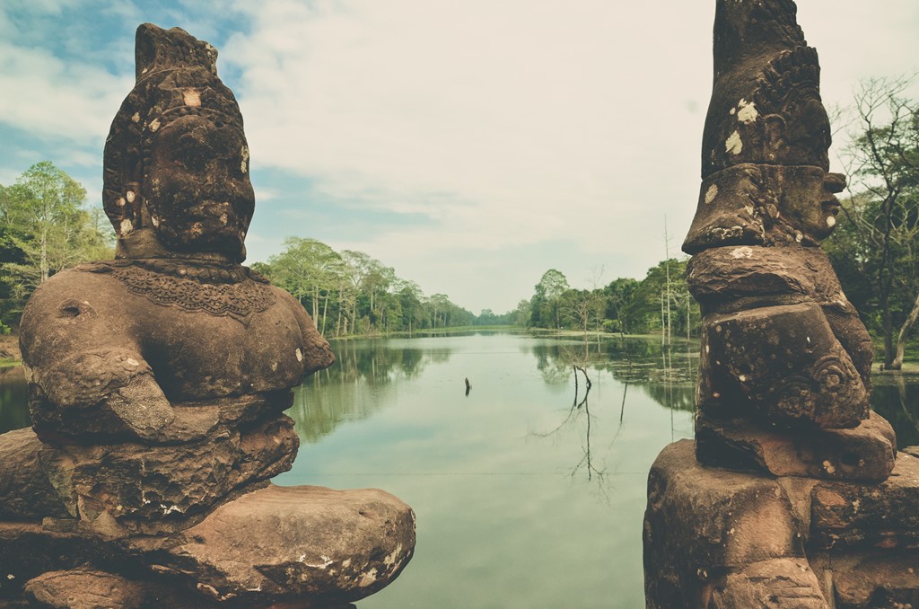 Những bức tượng trên cây cầu thuộc quần thể Angkor Thom. Những bức tượng trên cây cầu thuộc quần thể Angkor Thom.